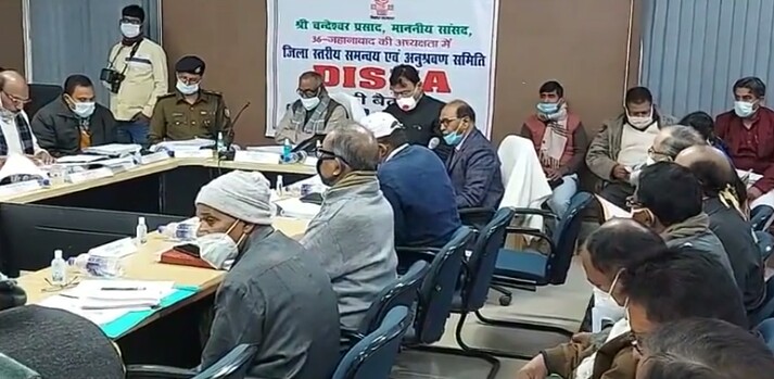 सांसद की अध्यक्षता में अनुश्रवण समिति की बैठक में पौधारोपण और तालाब निर्माण पर जोर