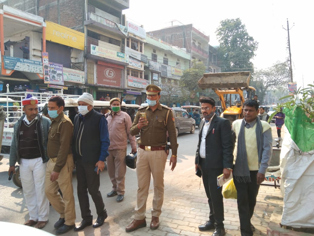 बलिया में जाम को देखते हुए हटाया गया सड़क का अतिक्रमण