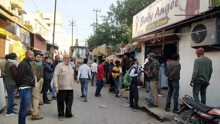 माफियाओ के विरुध्द प्रशासन का चला बुलडोजर