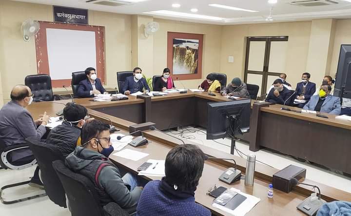 कलेक्टर ने सभी अधिकारियो को लगाई फटकार