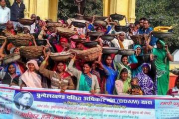 दलित अधिकार और स्वाभिमान मार्च के बैनर तले मैला ढोने वाली महिलाओं ने किया प्रदर्शन,