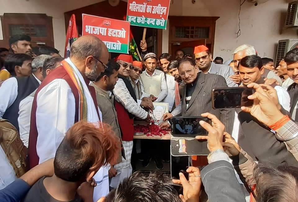 गुन्नौर के पूर्व विधायक श्री रामखिलाड़ी सिंह यादव ने अपने आवास पर मनाया 