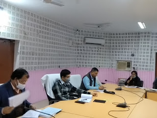 कमिश्नर विजय विश्वास पंत पंचायत भवन निमार्ण में लापरवाही पर जतायी नाराजगी