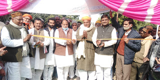 मा0 सांसद जी छः किसानों को ट्रैक्टर की चाभी देकर किया सम्मानित