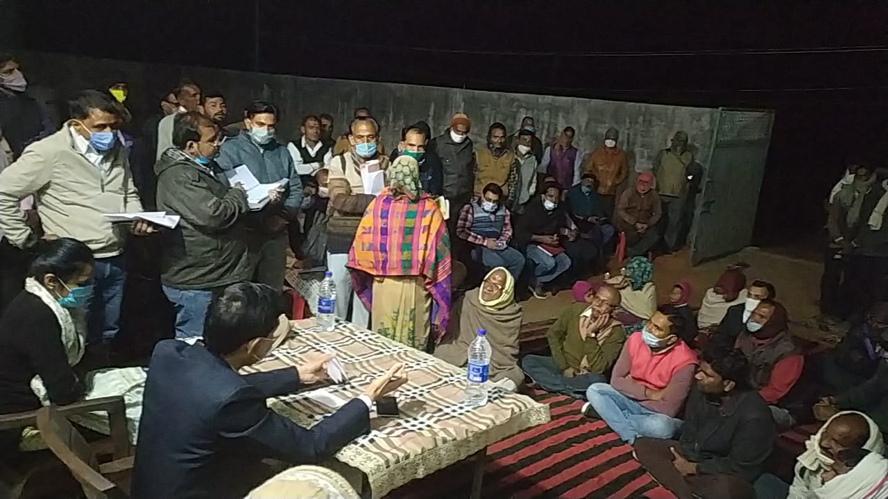 कलेक्टर ने चौपाल लगाकर सुनी ग्रामीणों की समस्याएँ।