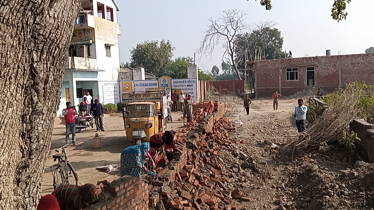 मऊरानीपुर तहसील के ग्राम में राजस्व विभाग के अधिकारियों की बड़ी लापरवाही से दो पक्षों में रास्ते को लेकर हुआ विवाद, एक पक्ष को  पुलिस बिठाया कोतवाली में 