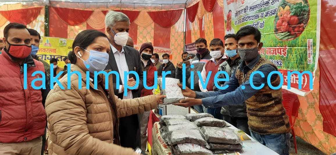 बिजुआ ब्लाक सभागार में किया पूर्व प्रधानमंत्री के चित्र पर पुष्प अर्पित किये