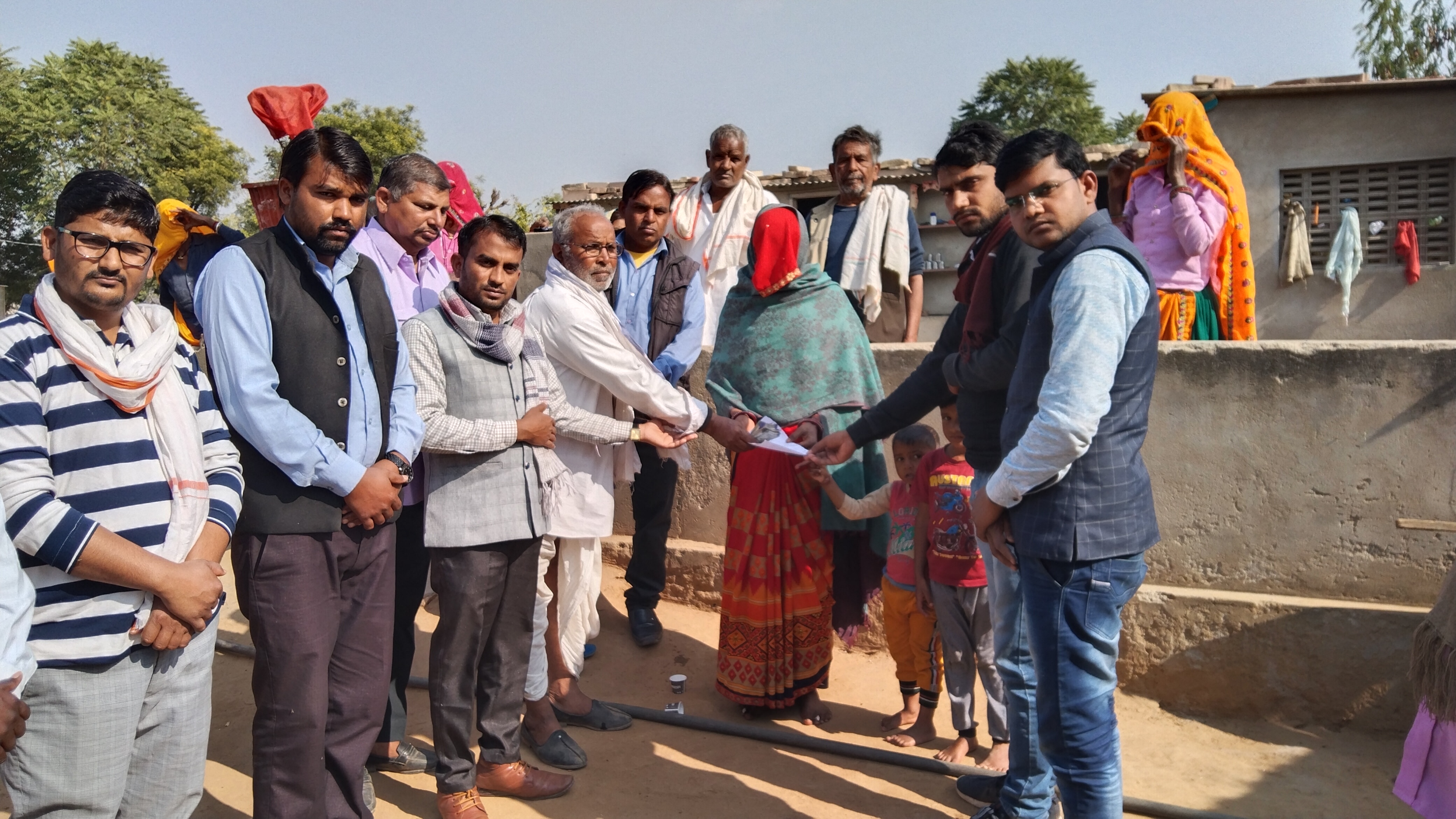 सोशल मीडिया के माध्यम से गरीब परिवार की की सहायता