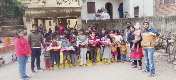 महामना की बगिया के फूलों ने गरीबों में बांटा कंबल, चॉकलेट देकर बच्चों के चेहरे पर लाई मुस्कान
