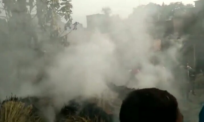 नेवारी की पूंज में लगी आग,हजारों की संपत्ति जलकर हुई राख