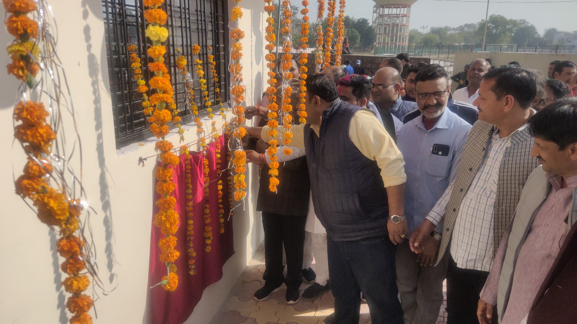 क्षेत्रीय विधायक नीरज दीक्षित ने योगा भवन का लोकार्पण कर शव वाहन का किया शुभारंभ
