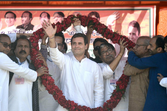 कांग्रेस के स्थापना दिवस पर एके एंटोनी ने फहराया झंडा राहुल की गैर हाजिरी पर बीजेपी ने लिया चुटकी