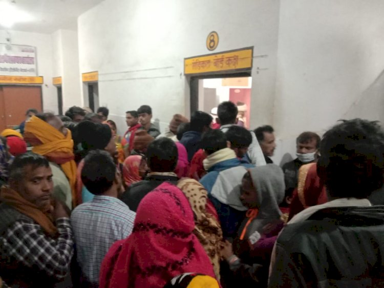 बलिया: मेडिकल बोर्ड कक्ष के बाहर विकलांगों की भीड़, कोविड-19 का हुआ उल्लंघन