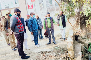 नाले के निर्माण में मिली कमी पर जिलाधिकारी ने जेई को लगाई फटकार- कहा, गुणवत्ता में कमी हुई तो ठेकेदार-इंजीनियर पर कार्रवाई तय