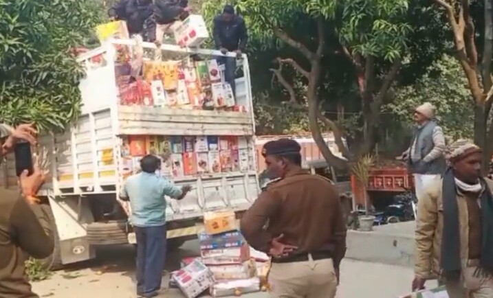 ट्रक में फल के बीच रखे 590 कार्टन विदेशी शराब बरामद