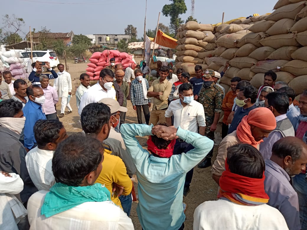 कलेक्टर ने किया वारासिवनी एवं कटंगी के धान खरीदी केन्द्रों का निरीक्षण खरीदी गई धान का तेजी से उठाव करने के निर्देश