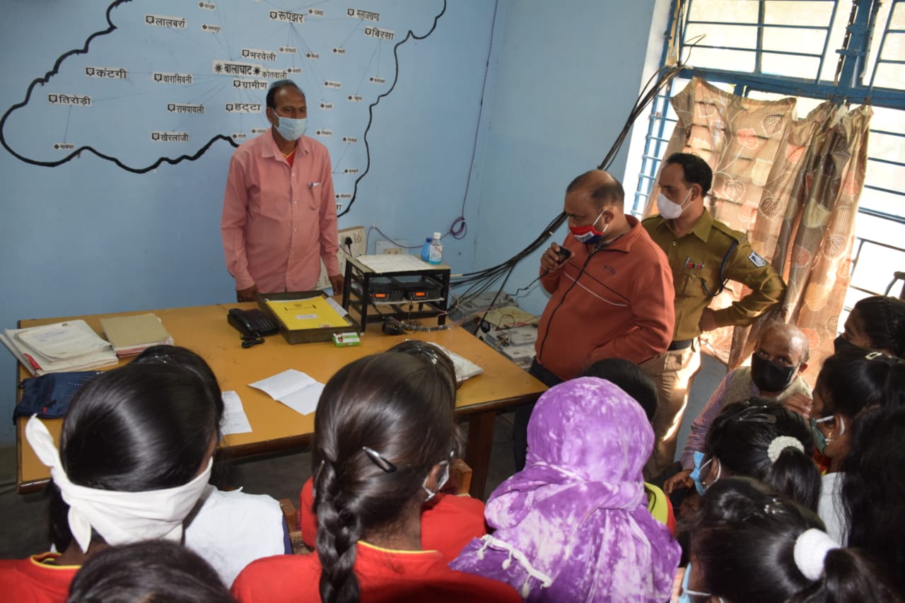 एसपीसी योजना के तहत छात्राओं को कराया गया पुलिस लाइन का भ्रमण