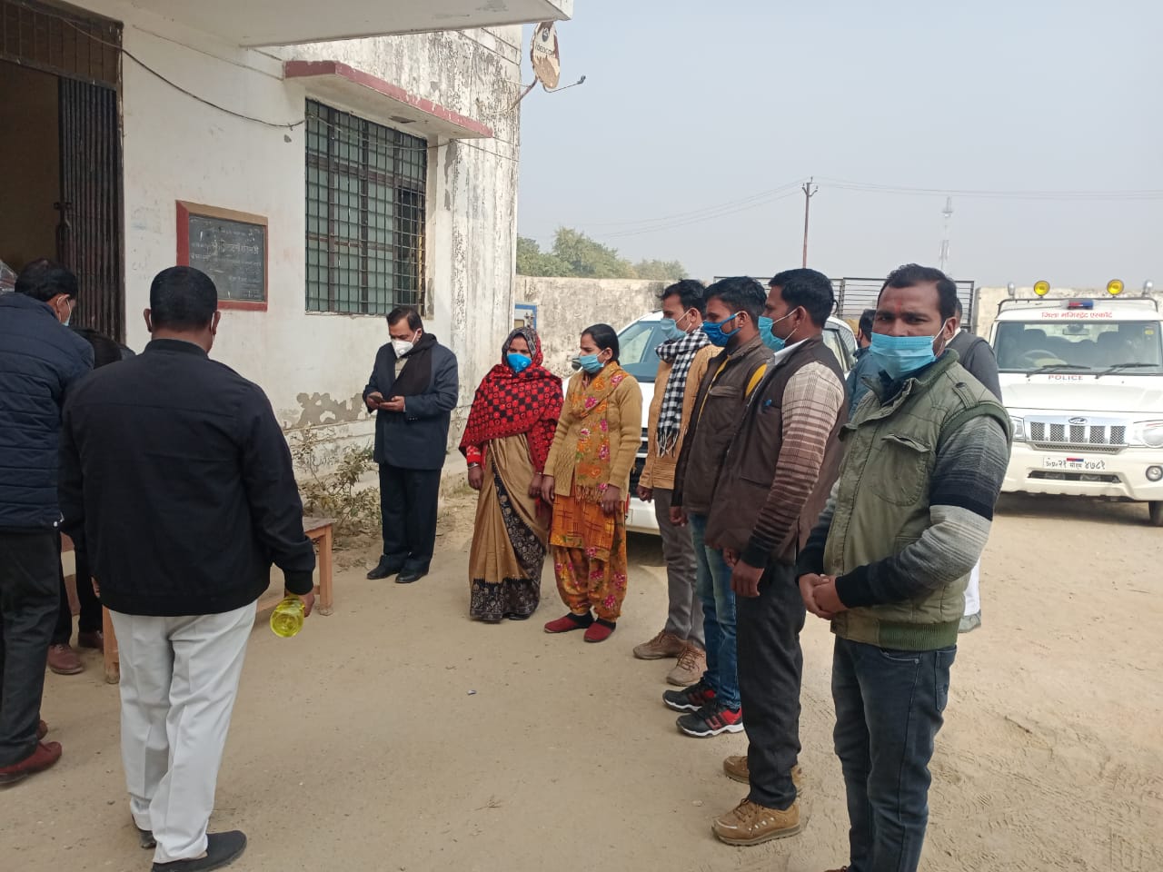 जिलाधिकारी महोदय ने पांच युवक मंगल दलों को दी खेल की सामग्री