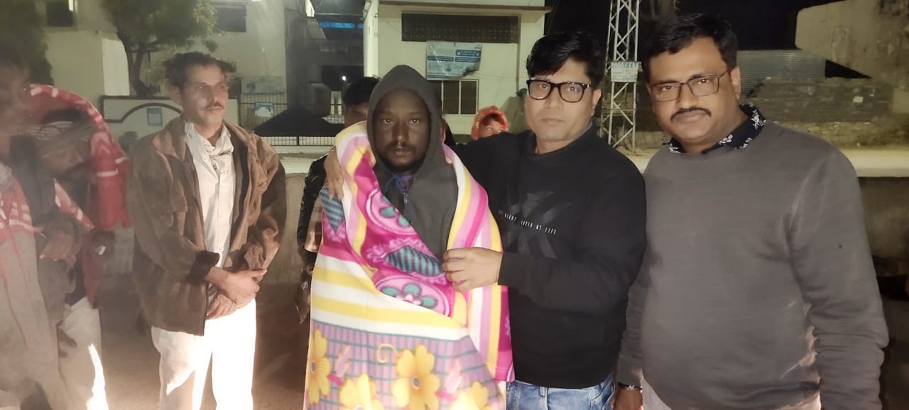 सुखसेवा स़स्थान नशामुक्ति और पुनर्वास केंद्र ने गरीबों को कंबल एवं मिठाई वितरण करके मनाया मनवर्ष -