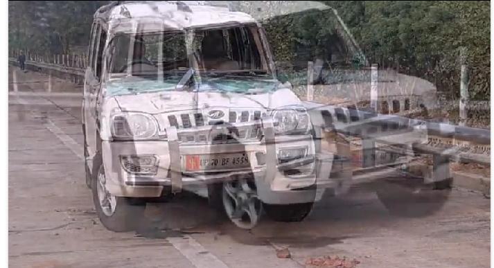 यमुना एक्सप्रेस वे पर डिवाइडर से टकराई स्कॉर्पियो सब कार बाल बाल बचे सवार