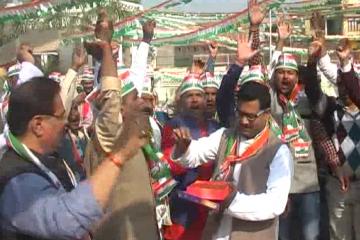 अमेठी: राहुल गांधी की ताजपोशी के बाद जश्न में डूबे कांग्रेसी कार्यकर्ता     