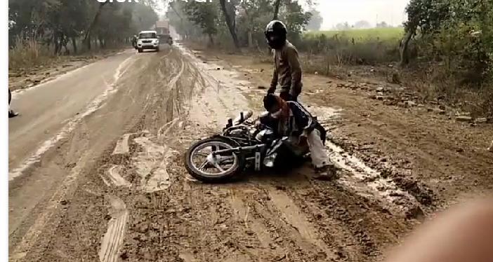  सुरीर मे बारिश से हुई फिसलन से मोटरसाइकिल सवार घायल