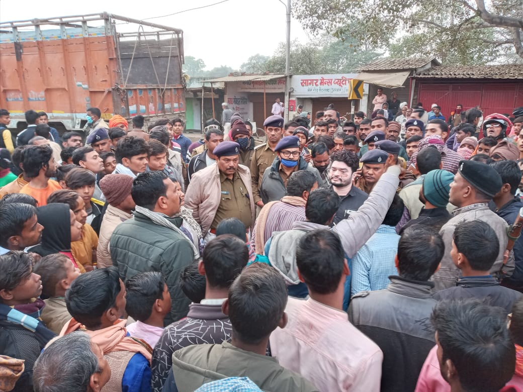 ट्रक की धक्के से बाइक सवार युवक की मौत,लोगों ने की सड़क जाम