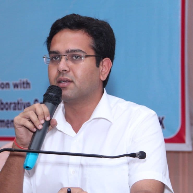 मथुरा जिलाधिकारी ने पद संभालते ही किया कलेक्ट्रेट का निरीक्षण और सफाई व्यवस्था पर नाराजगी जताई