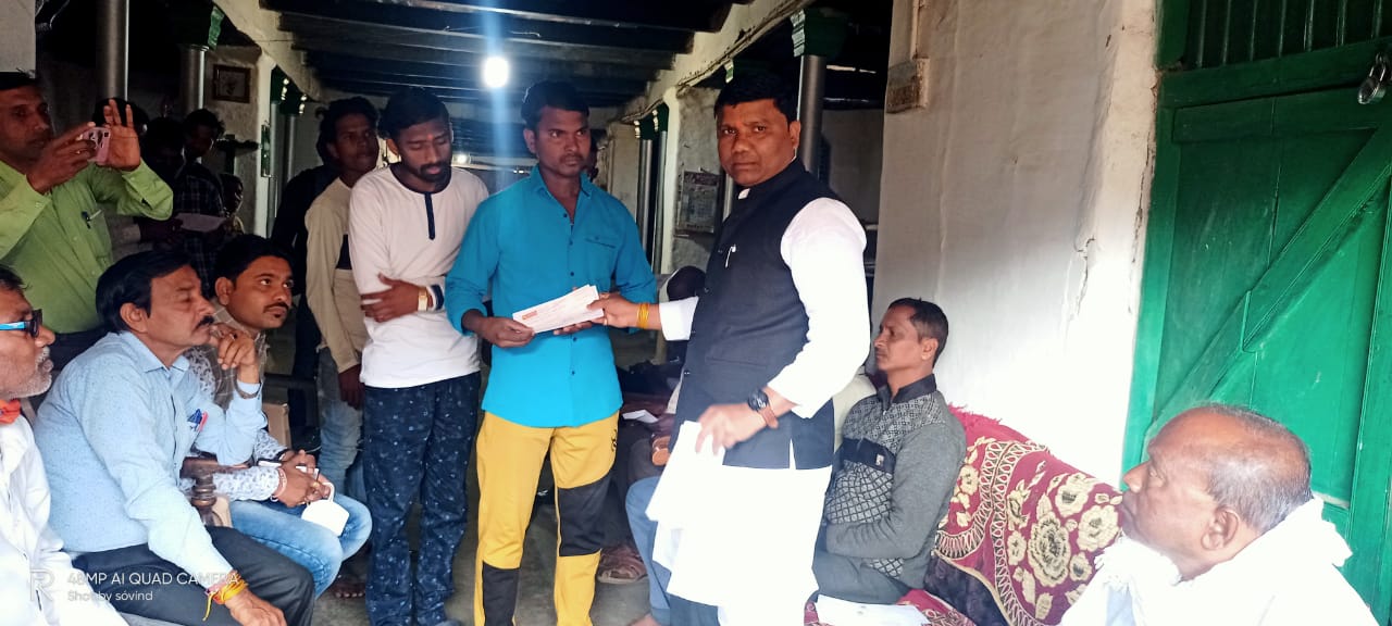 गांगुलपारा घाटी सड़क दुर्घटना में मृतकों के परिजनों एवं घायलों से मंत्री श्री कावरे ने की मुलाकात मृतकों के परिजनों एवं घायलों को 10-10 हजार रुपये के चेक्