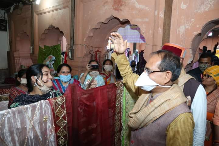 स्व.सहायता समूह की साथ शिवराज सिंह चौहान