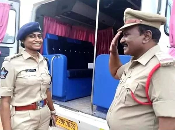  सीआई पिता ने अपनी बेटी डीएसपी को सैल्यूट किया तब उनका सीना फक्र से चौड़ा हो गया और चर्चा में सोशल मीडिया पर बढ़ गई