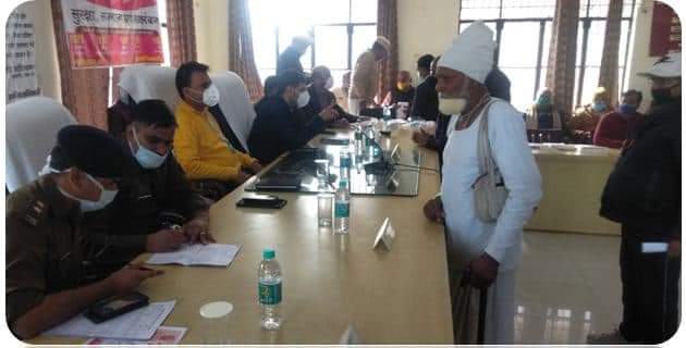 खैर तहसील के संपूर्ण समाधान दिवस में डीएम ने एसएसपी के साथ सुनी फरियादियों की समस्याए,सीडीओ रहे मौजूद।