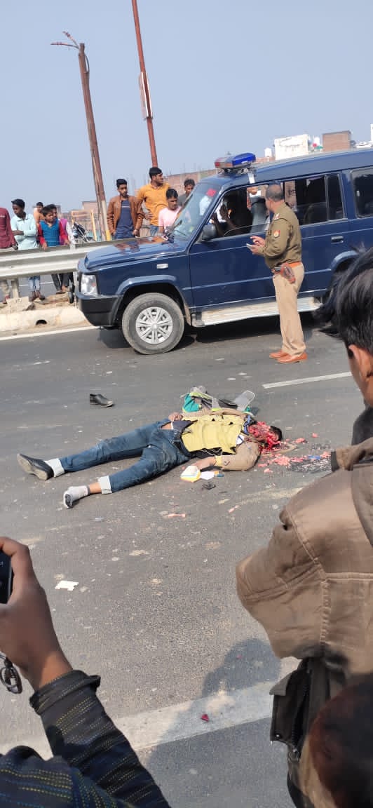 ब्रेकिंग न्यूज़, कप्तानगंज डीसीएफ चौराहे पर भारी हादसा ट्रक वाले ने बाइक चालक को मारी टक्कर मौके पर मौत जिसमें रामकोला के तरफ से आ रही ट्रक बाइक से टक्कर 