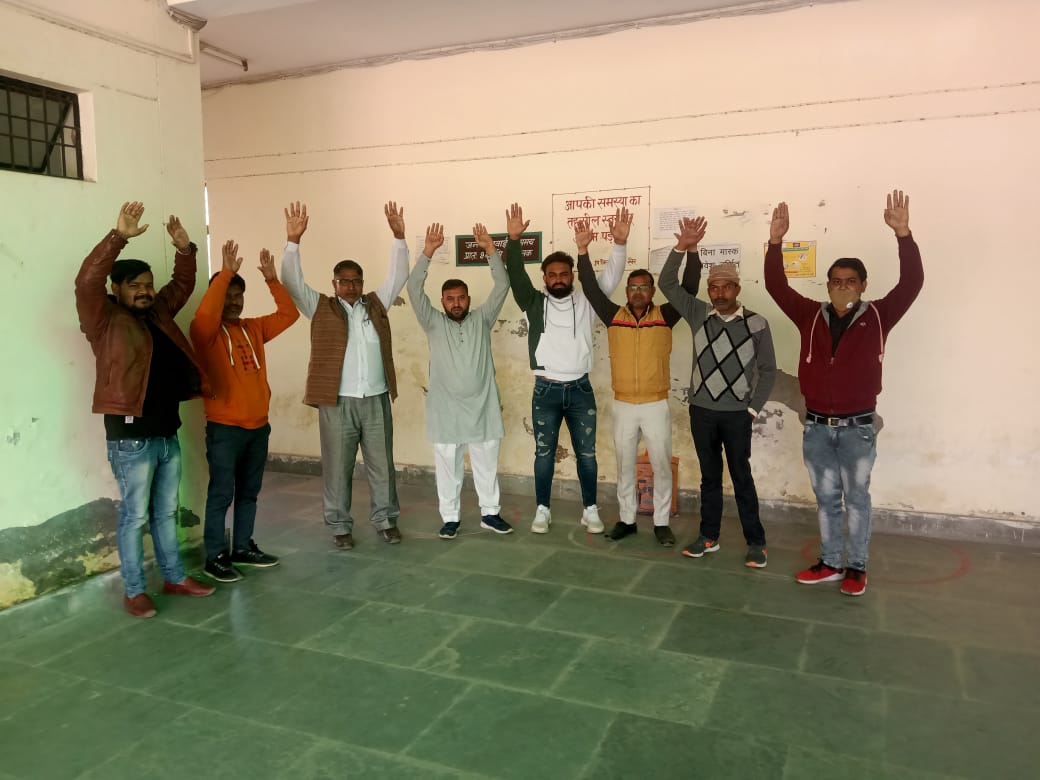 कानूनगो-लेखपाल द्वारा कब्रिस्तान पर अवैध कब्जे की कोशिश पर एसडीएम कार्यालय पर विरोध प्रदर्शन किया