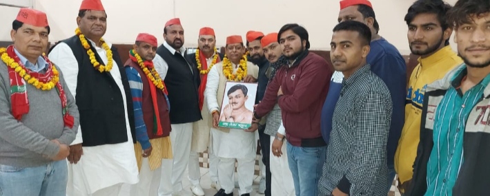 सपा नेता पंकज पंडित ने दर्जनों सपाइयों के साथ जिलाध्यक्ष गिरीश यादव का जन्मदिन मनाया।