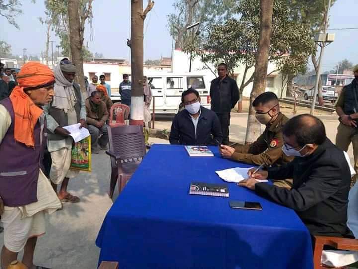 समाधान दिवस पर डीएम व एसपी ने सुनी लोगों की समस्याएं