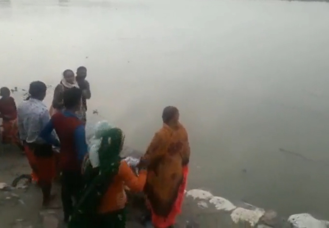 परिवार के साथ गंगा स्नान करने गया युवक गंगा स्नान करते समय डूबा