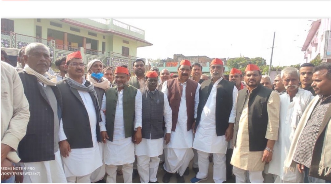 सपा का एक प्रतिनिधि मंडल बेयासी गांव पहुंचकर पुलिसिया उत्पीड़न का लिया जायजा