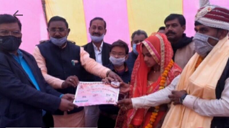 सामूहिक विवाह में 5 जोड़े ने लिए फेरे विधायक ने दिया आशीर्वाद