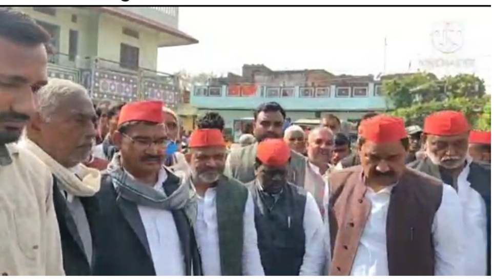 पासवान के गांव पहुंच कर गांव मे किये जा रहे पुलिया उत्पीड़न का जायेजा लेने पहुंचे......
