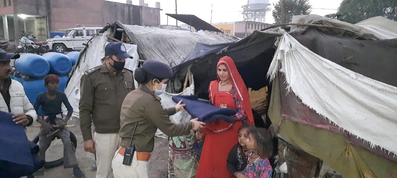 SP सचिन शर्मा ने शुरू की अभिनव पहल। हाड़ कंपा देने वाली सर्दी में ओरछा रोड थाना प्रभारी माधवी अग्निहोत्री ने गरीबों को बांटे कम्बल।