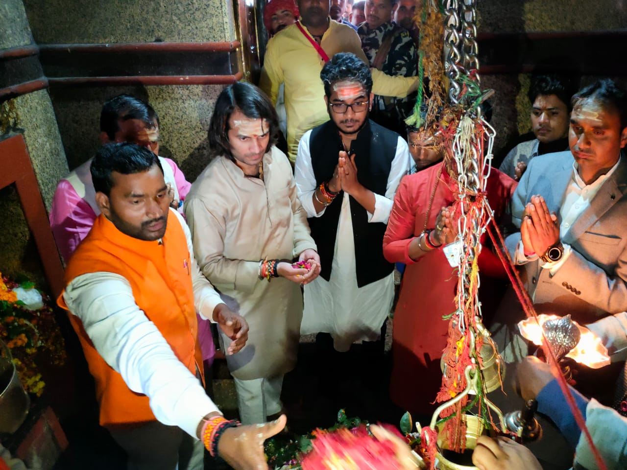   बिहार के पूर्व स्वास्थ्य मंत्री श्री तेज प्रताप यादव पहुंचे वाराणसी काशी विश्वनाथ मंदिर में