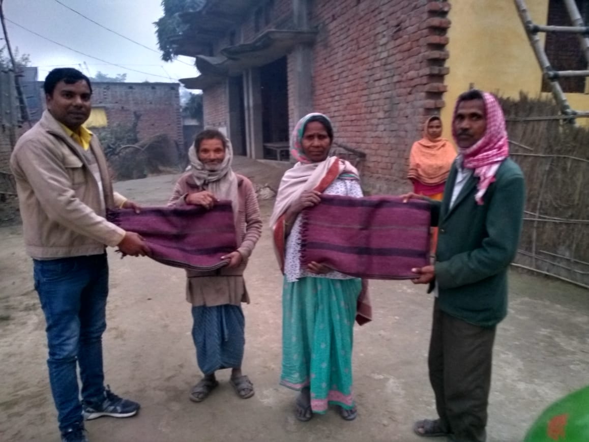 *महाराजगंज जनपद के तहसील अंतर्गत निचलौल के क्षेत्रों के अगल-बगल गांव में एक्शनएड के तरफ से बुजुर्गों को कंबल वितरण किया गया*