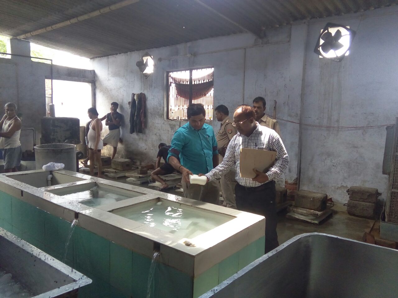 एसडीएम व खाद्य विभाग की टीम ने की छापेमारी  - पनीर डेयरी व मिठाई की दुकानों पर छापेमारी से मचा हडकम्प