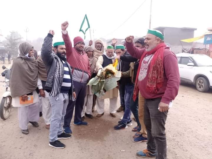 तानाशाह केंद्र द्वारा पारित  काले कानून  की गांव खेड़ा मैं किसान कानून की प्रतियां  जलाई गई l