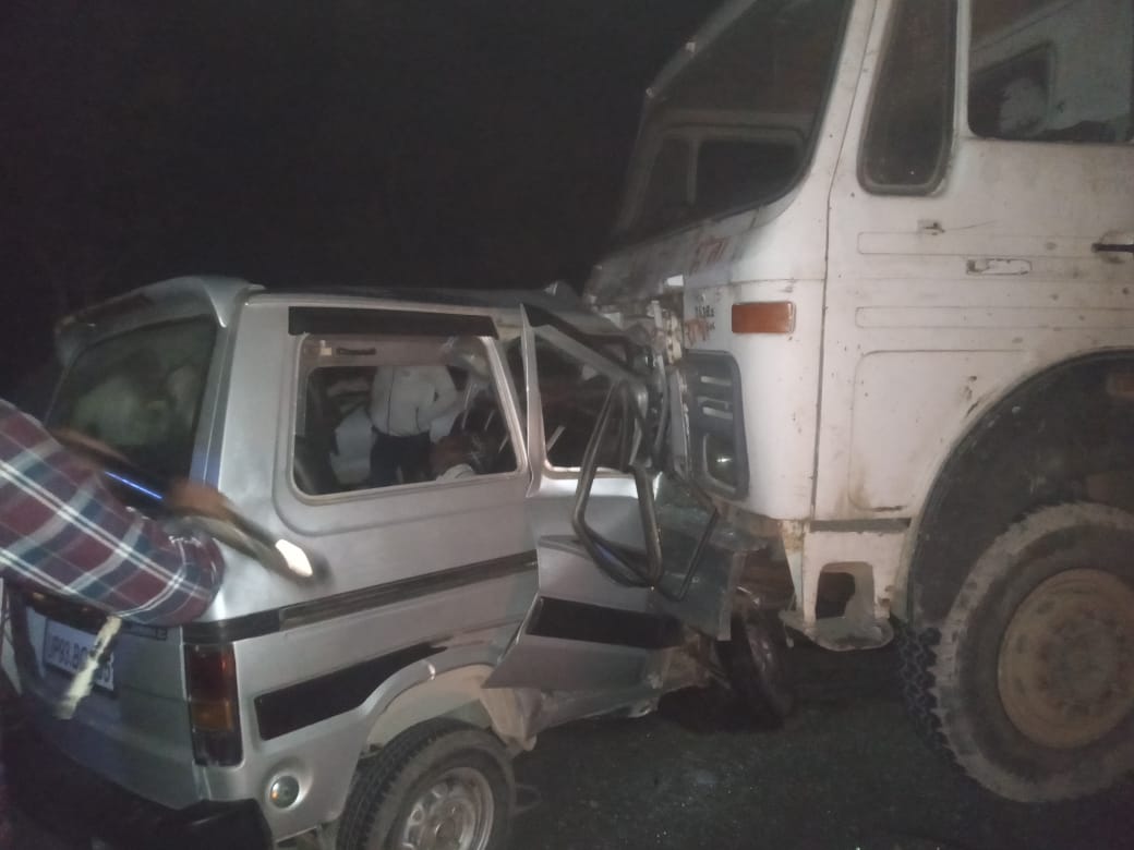 भीषण सड़क हादसा ट्रक और कार की आमने सामने भिड़ंत। तीन की मौके पर मौत पाँच गंभीर।