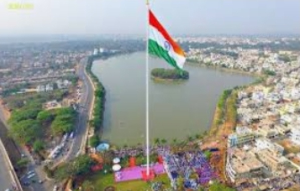 मुख्यमंत्री योगी आदित्यनाथ ने गोरखपुर में फहराया प्रदेश का सबसे ऊंचा तिरंगा