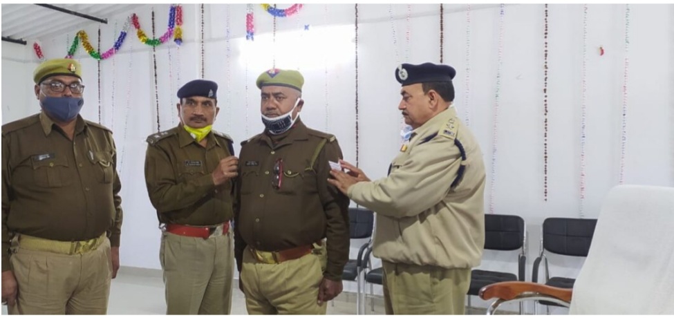 दीवान बने सिपाहियों को फीता लगाकर सम्मानित किया पुलिस अधीक्षक