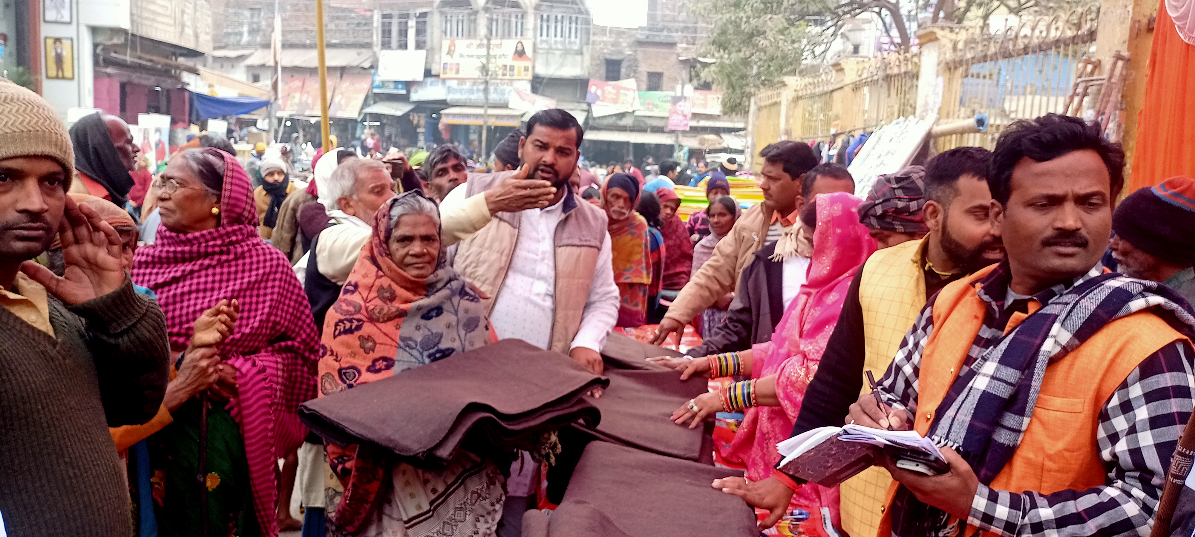  शहीद पार्क चौक में अपना दल एस के द्वारा  किया गया कंबल वितरण