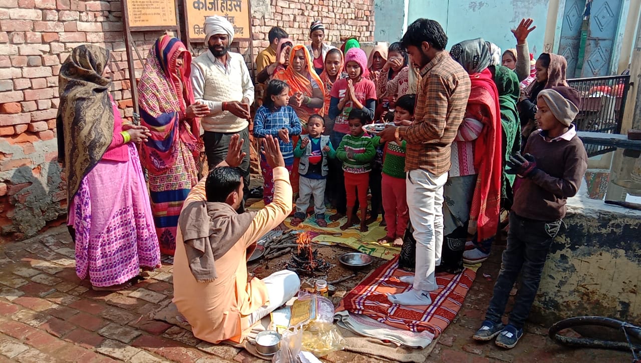 गौशाला में यज्ञ के बाद गौ पूजन किया गया l